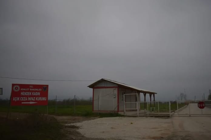 Sakarya'da cezaevi yangını! 11 hükümlü hastaneye kaldırıldı