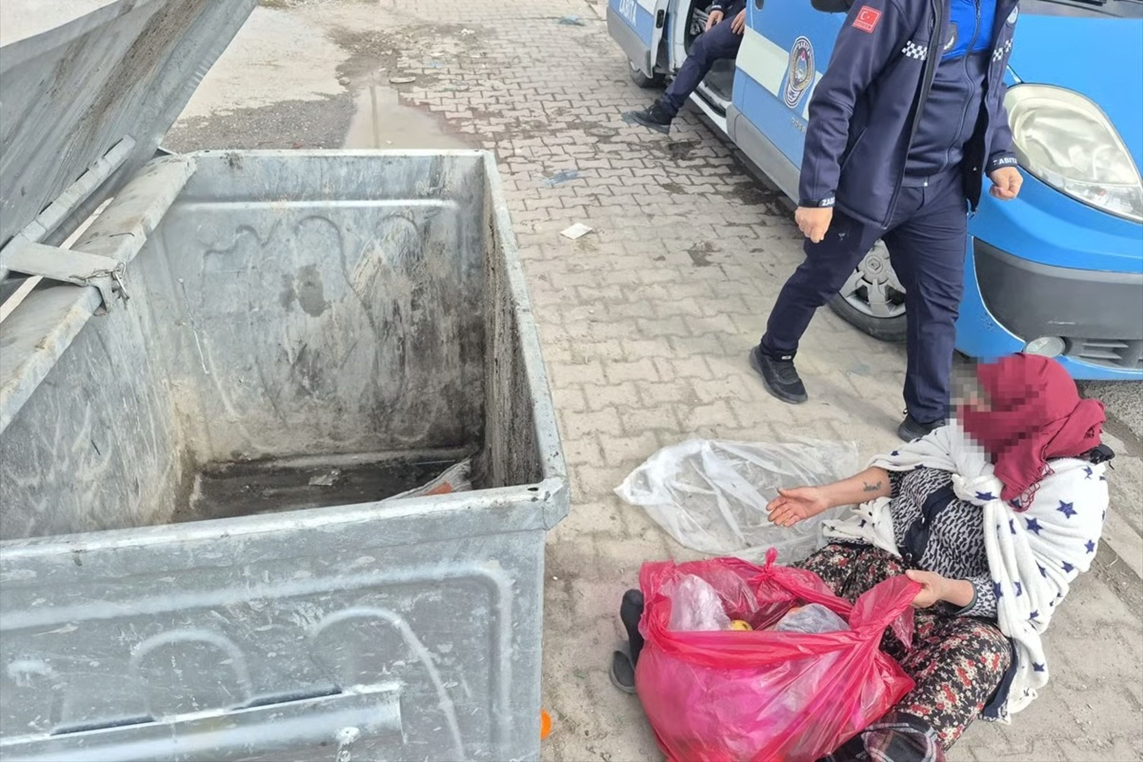 Dilencilerin çöpten yemek toplama tiyatrosu deşifre edildi