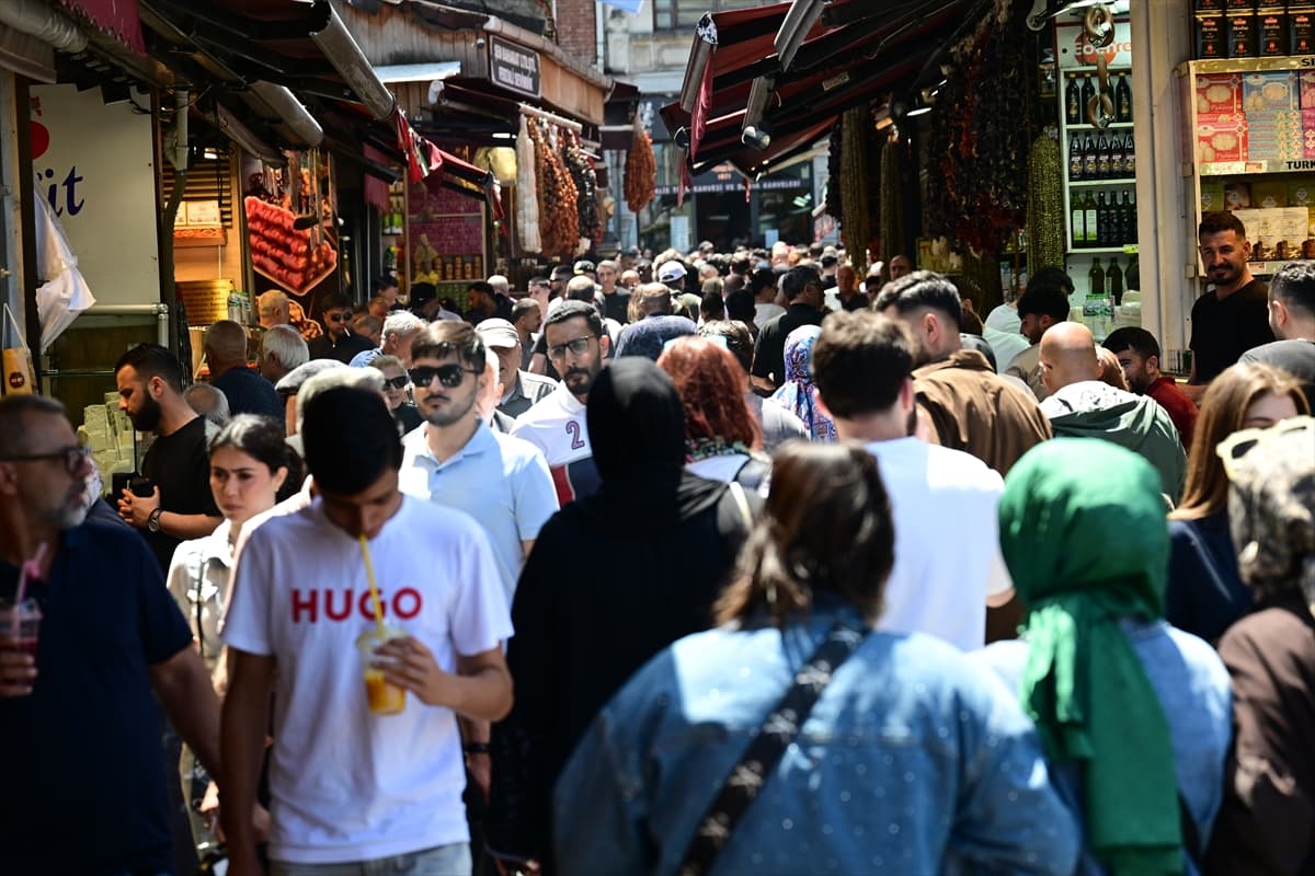 Bayram hazırlığında son düzlük: Tarihi Yarımada'da iğne atsan yere düşmüyor