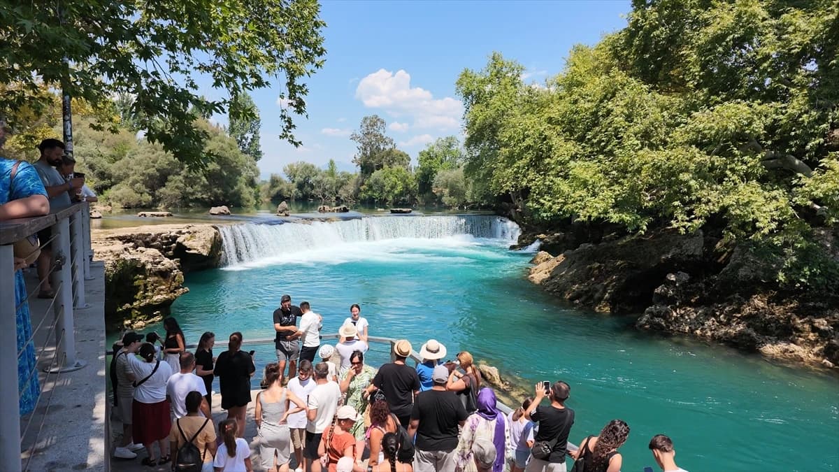 Manavgat Şelalesi yerli ve yabancı turistlerin odak noktasında
