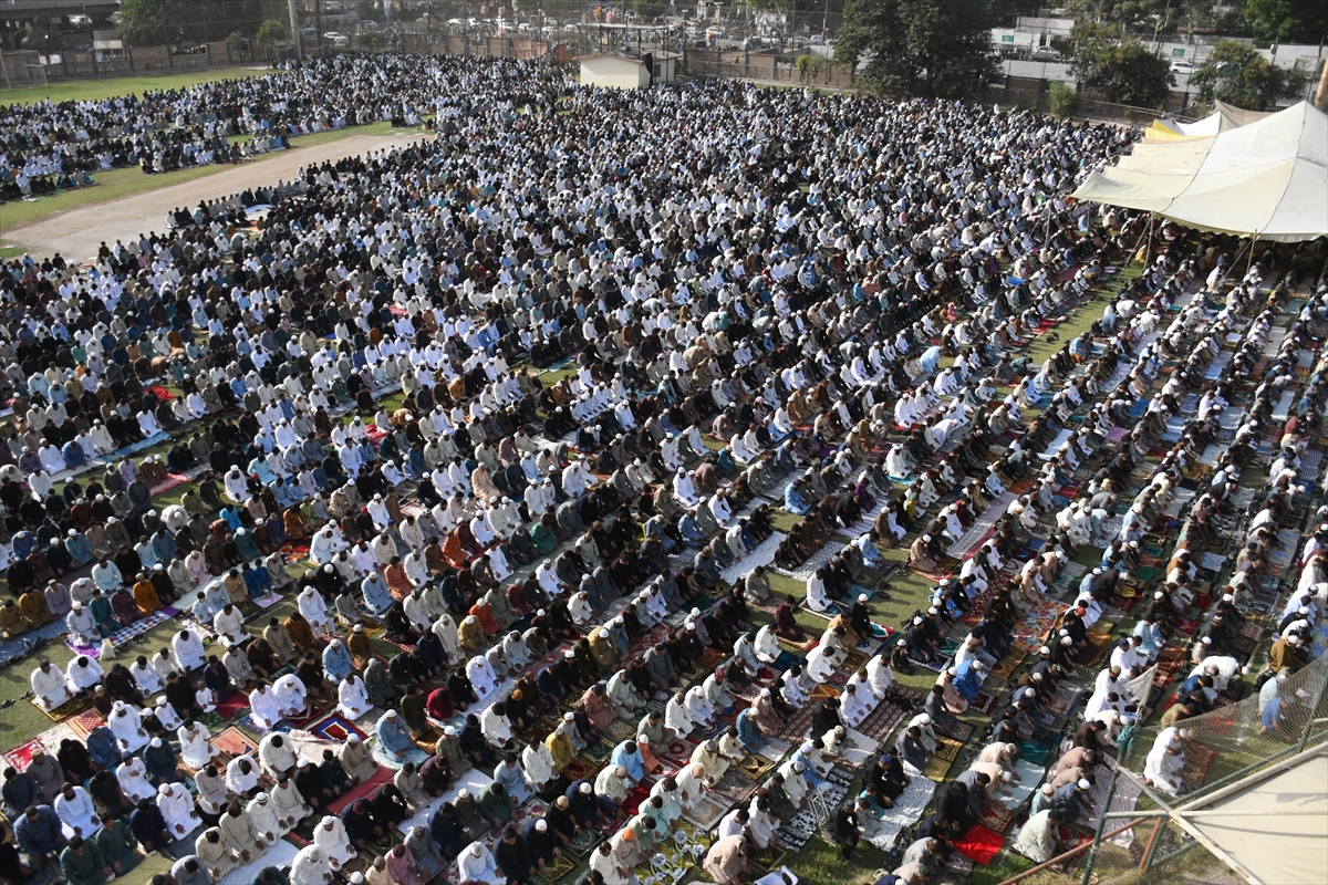 Pakistan'ın Karaçi kentinde yaşayan Müslümanlar Kurban Bayramı namazı için bir araya geldi.