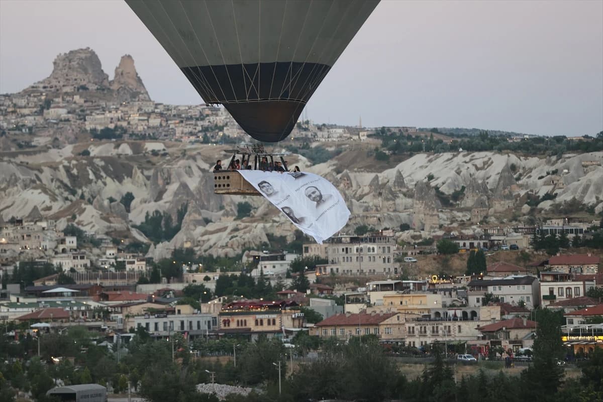 Kapadokya gökyüzünde anlamlı uçuş: Sıcak hava balonları 15 Temmuz için havalandı