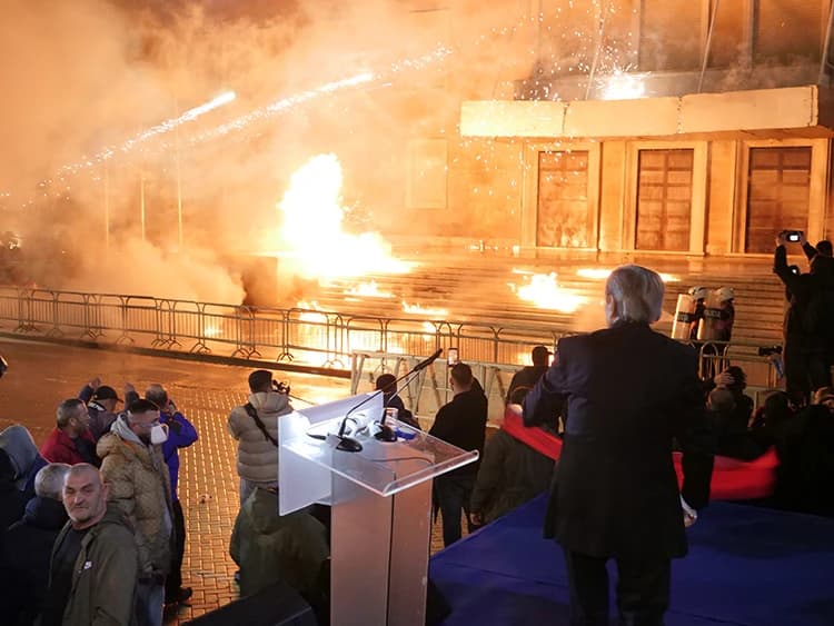 Arnavutluk'ta hükümet karşıtı protestolar patlak verdi