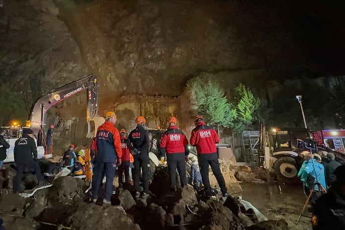 Samsun’da oto yıkamacıda meydana gelen heyelanda 3 kişi hayatını kaybetti