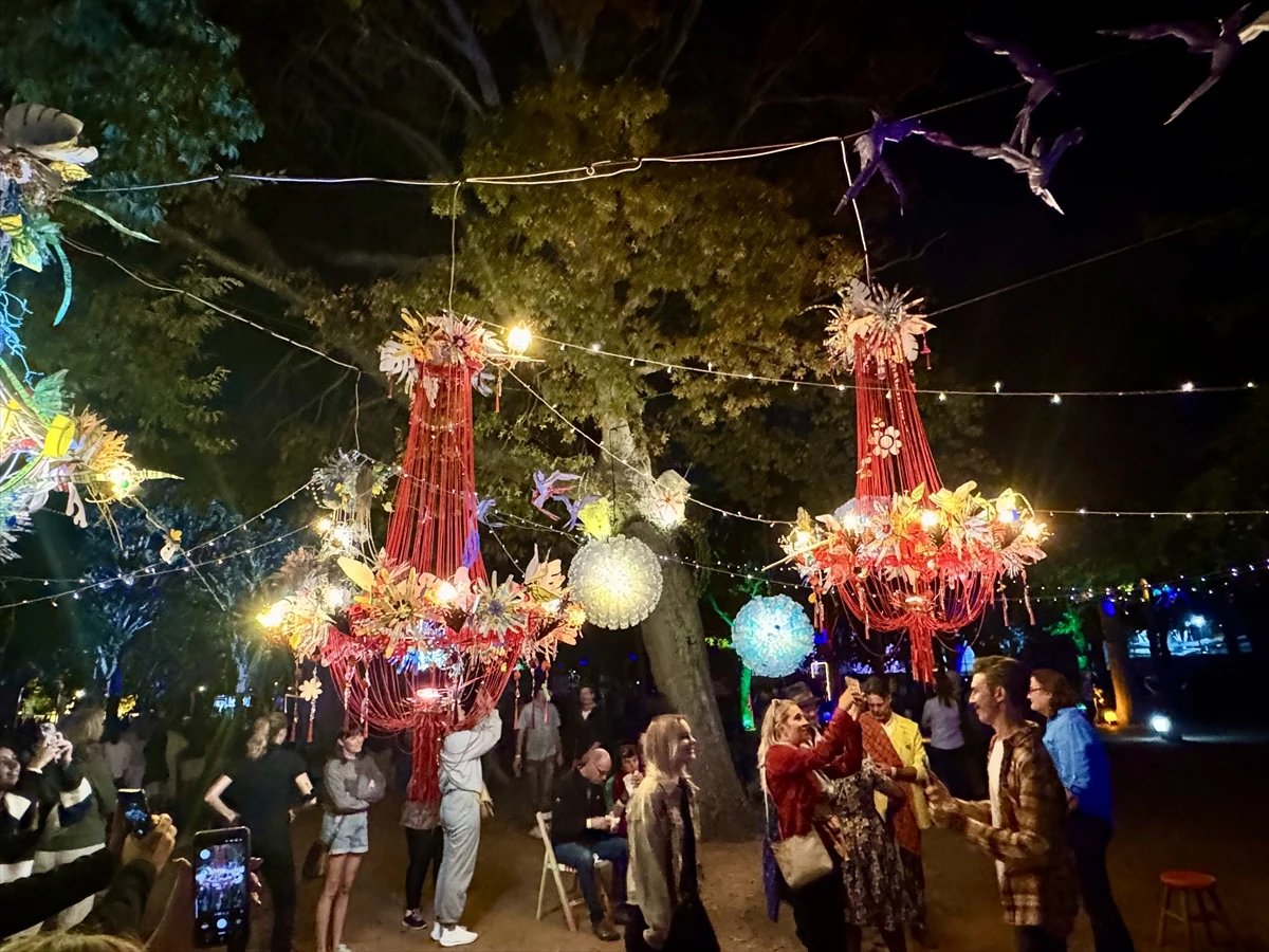 Cape Town'daki ışık festivali renkli görüntülere sahne oldu