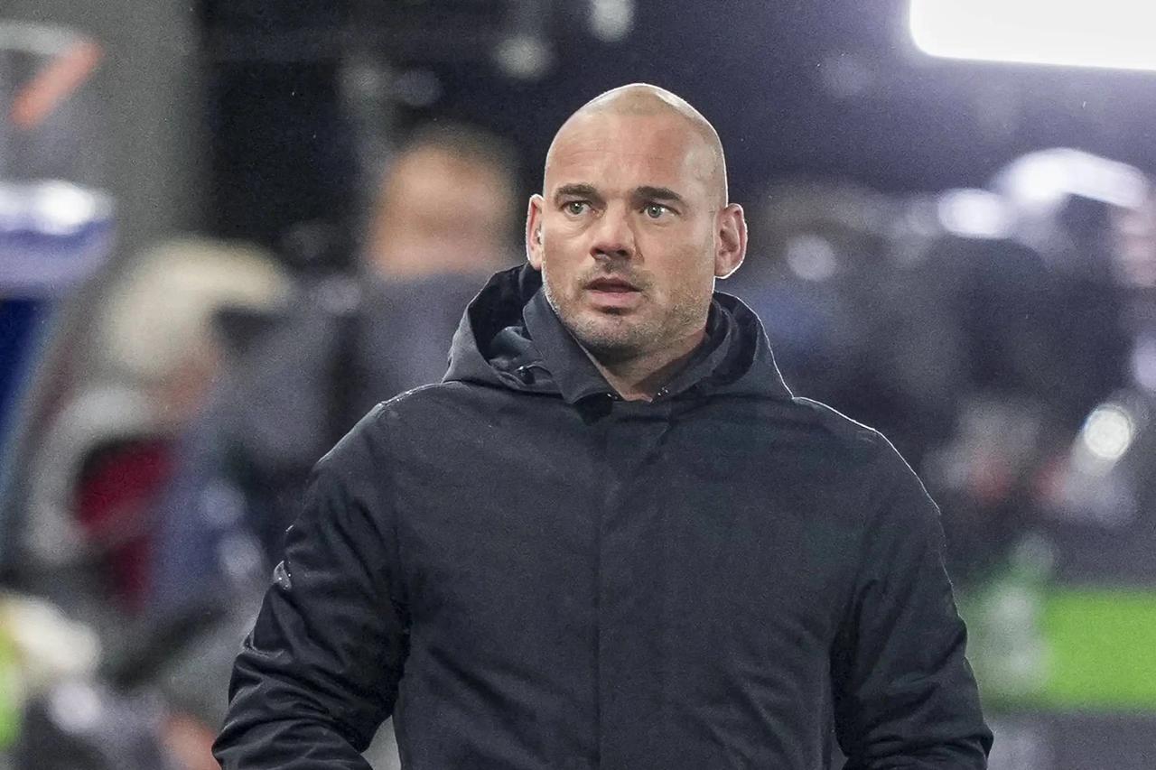 Eski futbolcu Wesley Sneijder, kariyerine ait eşyaları açık artırmayla satıyor