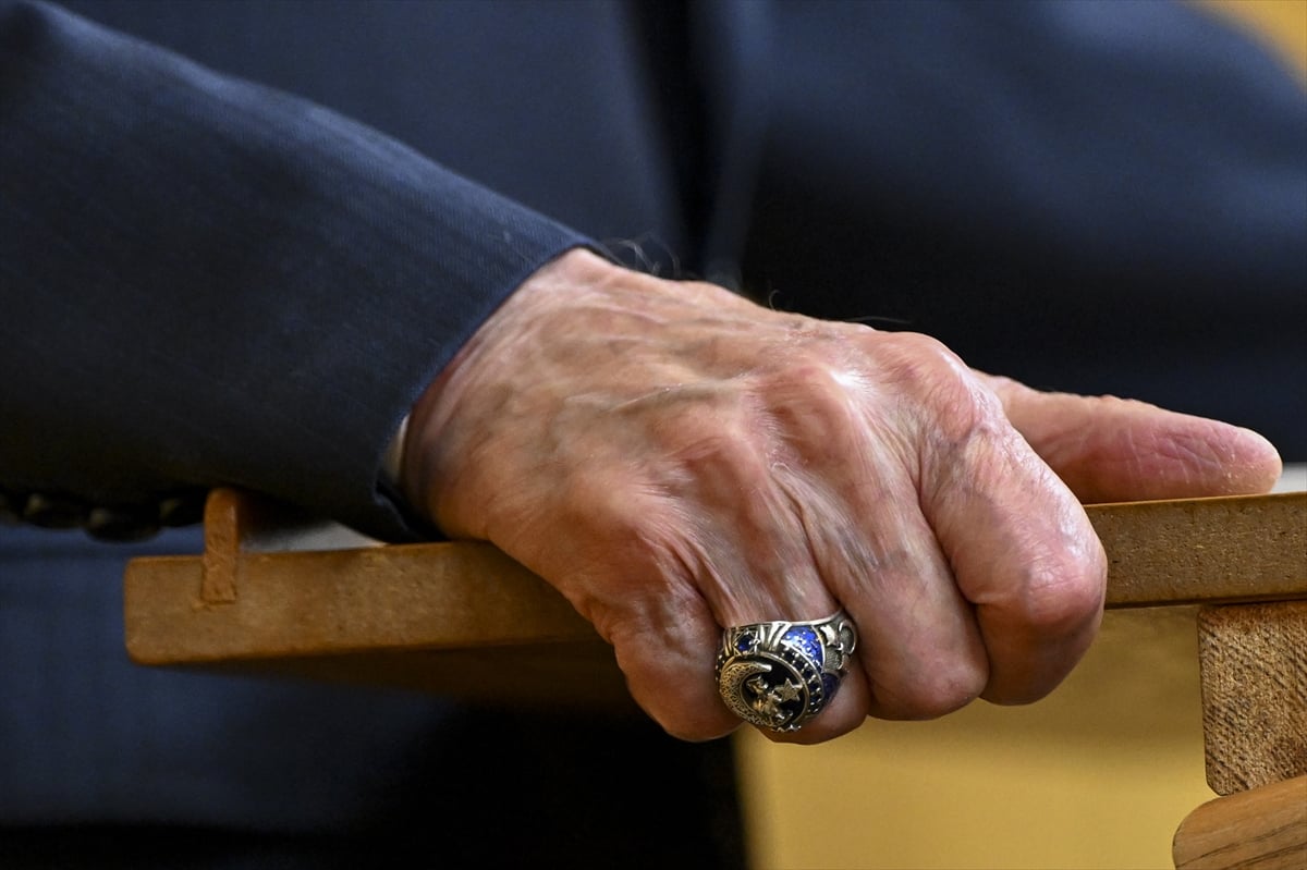 MHP Genel Başkanı Devlet Bahçeli'nin taktığı yüzük dikkat çekti.
