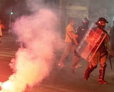 Sırbistan'da hükümet karşıtı protestolarda çatışma çıktı