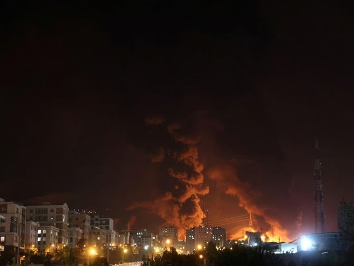 İran İsrail'e gece saatlerinde füze saldırısı düzenledi