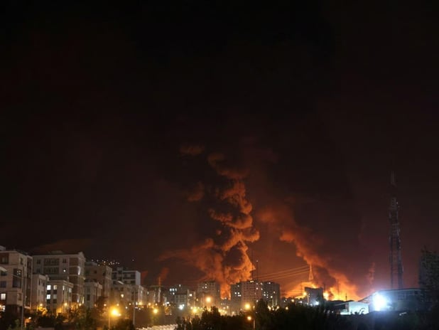 İran İsrail'e gece saatlerinde füze saldırısı düzenledi