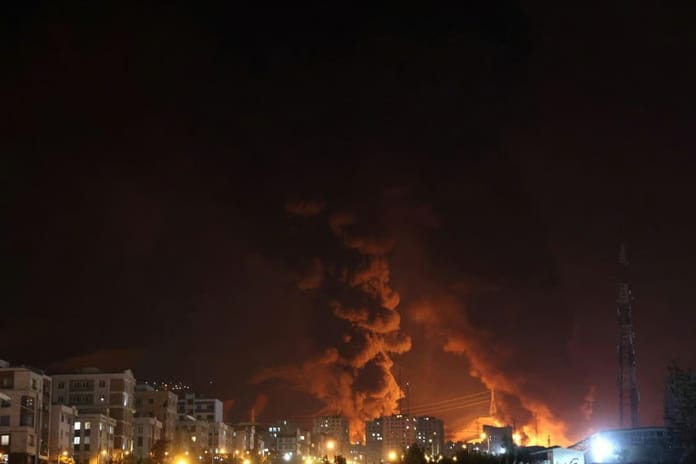 İran İsrail'e gece saatlerinde füze saldırısı düzenledi