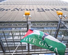 New York Times'ın önünde Gazze için haykırdılar