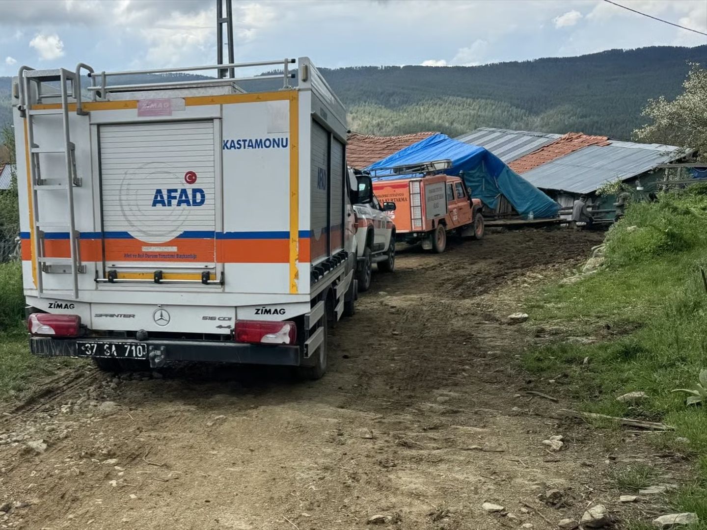 Kastamonu Taşköprü'de ahşap ahır çöktü! 73 yaşındaki kadın enkaz altında kaldı