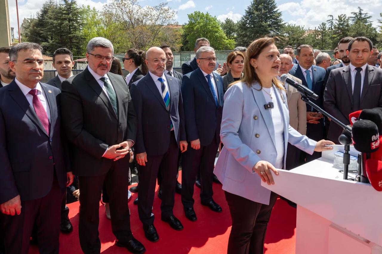 AK Parti'ye geçen Burcu Köksal'a memleketinde tam destek! İlk konuşması olay oldu