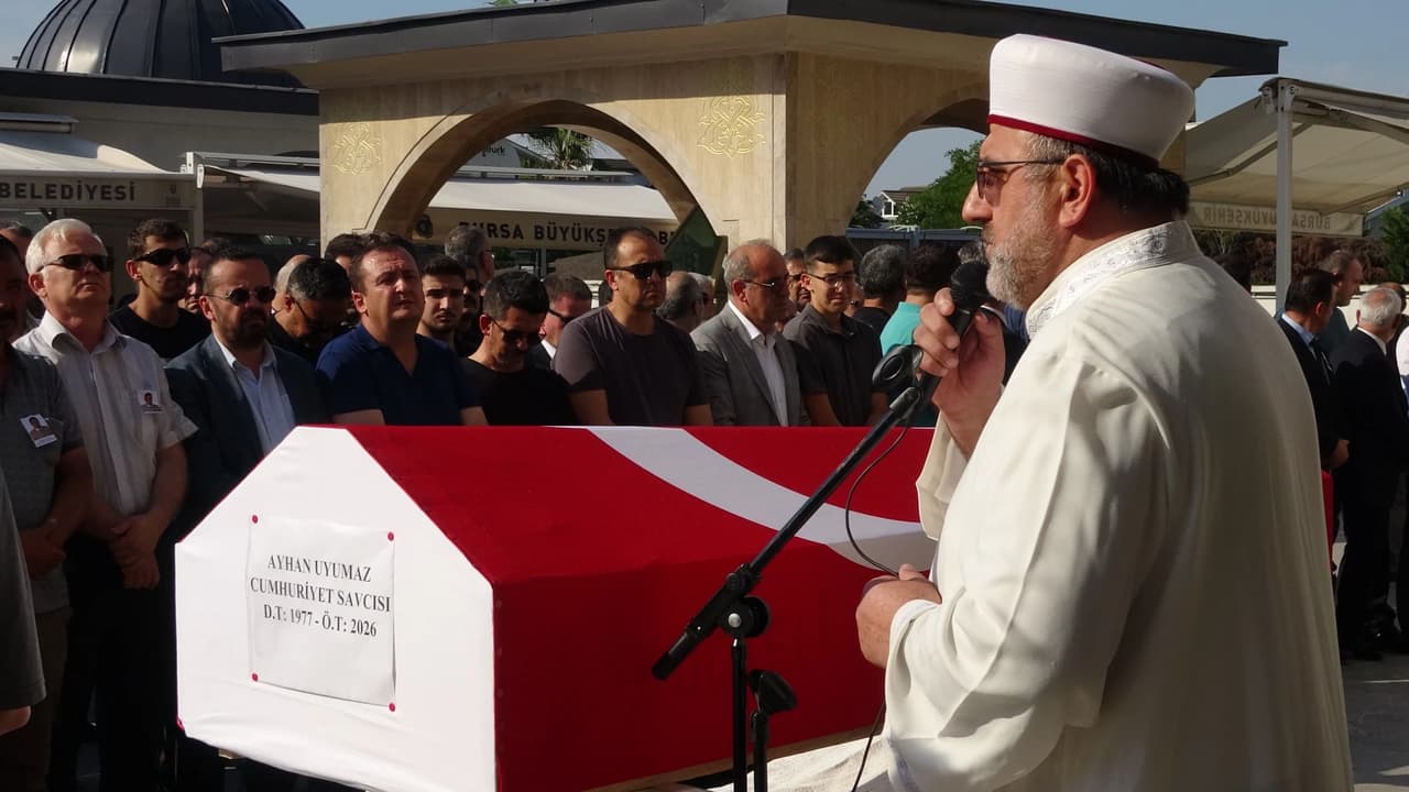 Gebze Adliyesinde duruşma esnasında kalp krizi geçiren savcı son yolculuğuna uğurlandı