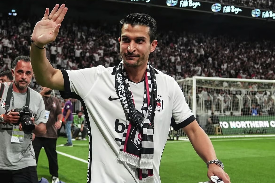 Necip Uysal son kez üçlü çektirdi 