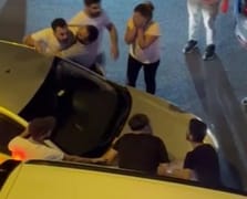 Trafikte tartıştığı sürücüyü iki aracın arasına sıkıştırıp darp etti