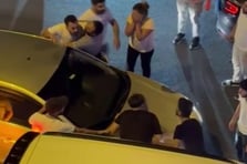 Trafikte tartıştığı sürücüyü iki aracın arasına sıkıştırıp darp etti