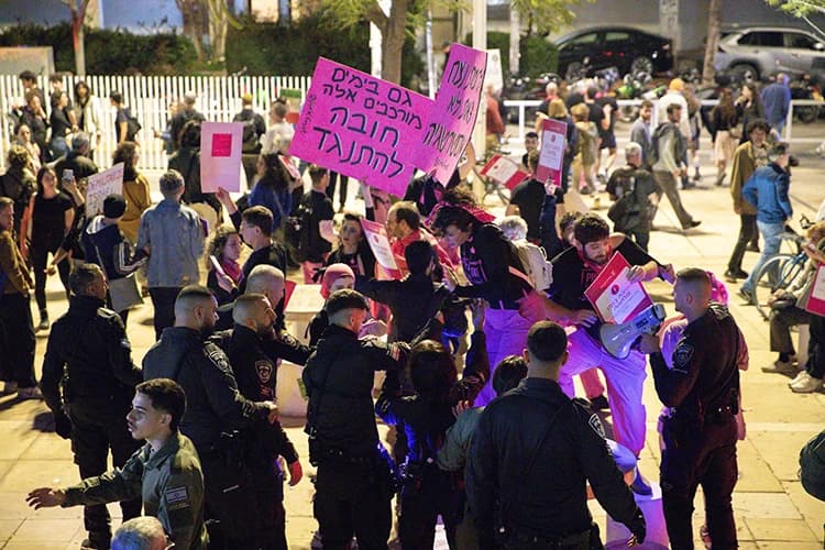 Tel Aviv polisi savaş karşıtı protestoculara müdahale etti