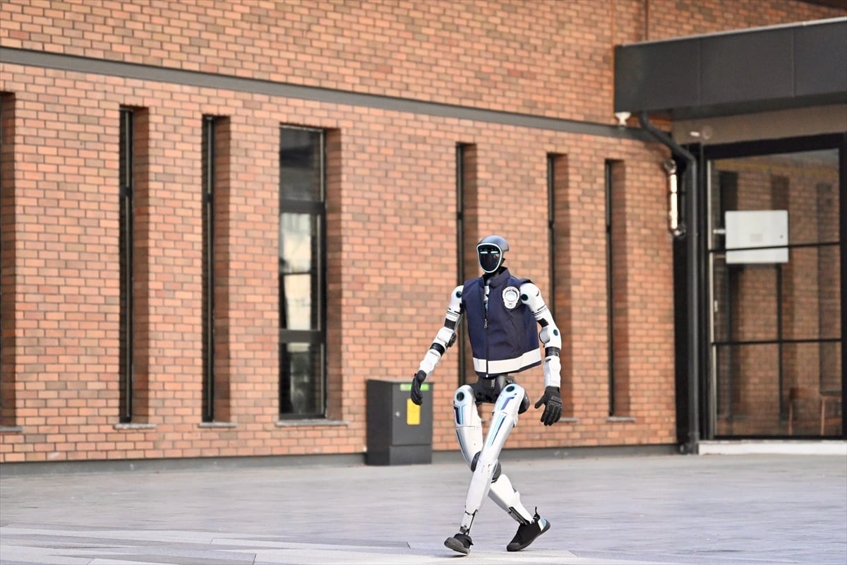 İnsansı robot MEGA, zabıta ekipleriyle denetimde