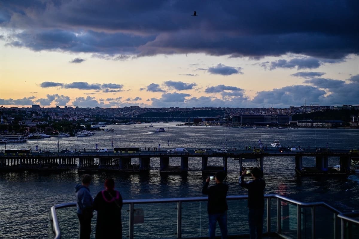 İstanbul'un tarihi silüeti gün batımında objektife yansıdı
