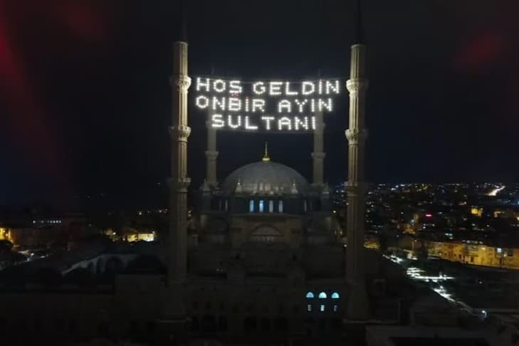 Türkiye'de 2026'nın ilk sahur gecesi renkli anlara tanık oldu
