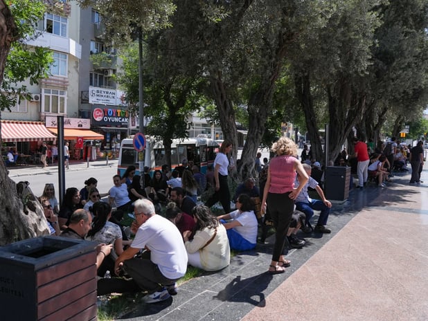 İzmir'de maaşlarını alamayan çalışanlar iş bıraktı