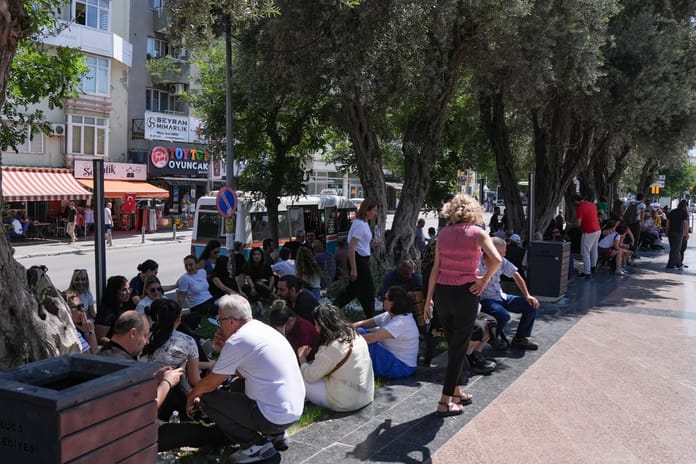 İzmir'de maaşlarını alamayan çalışanlar iş bıraktı