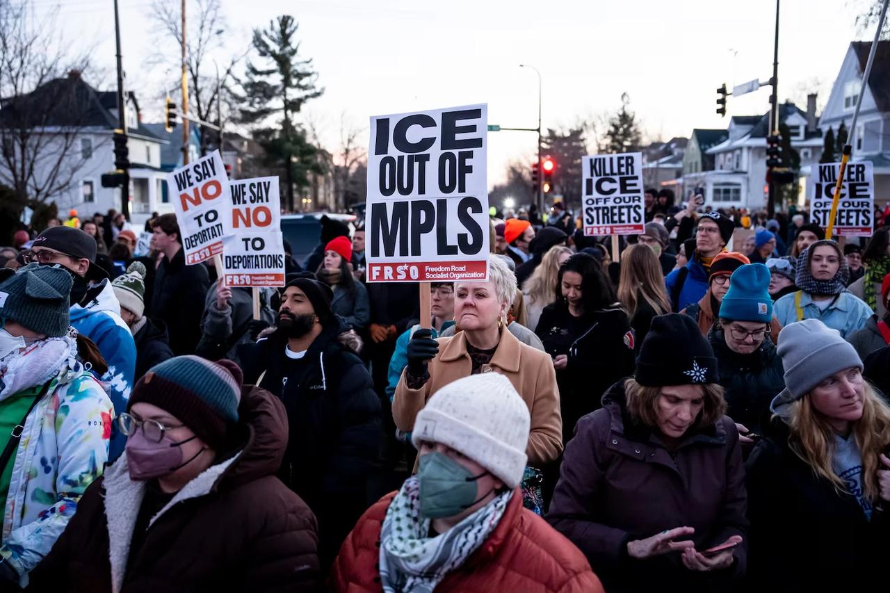 Minneapolis ICE tarafından öldürülen kadın için ayakta