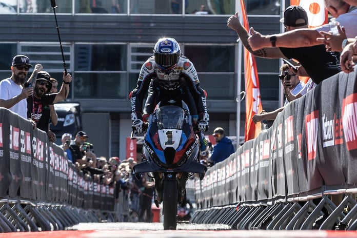 WSBK Fransa'da Türk rüzgarı esti: Toprak Razgatlıoğlu, Superpole yarışında en yakın rakibine 34 puan fark attı