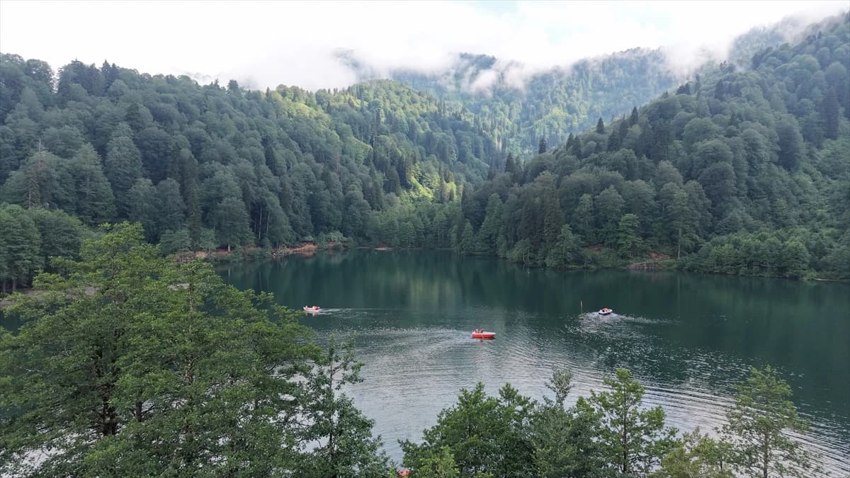 Borçka Karagöl Tabiat Parkı'na ziyaretçi akını