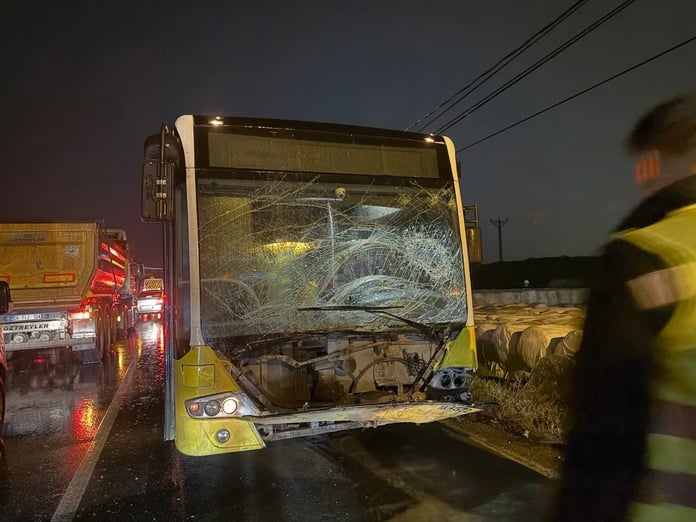 Arnavutköy'de İETT otobüsü kaza yaptı: 1 ölü, 1 yaralı 