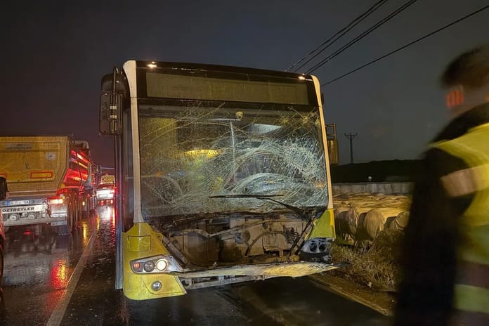 Arnavutköy'de İETT otobüsü kaza yaptı: 1 ölü, 1 yaralı 
