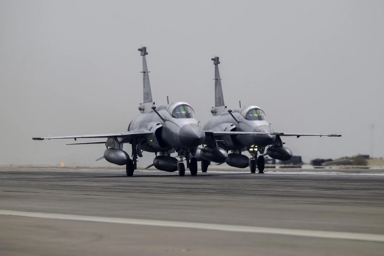 Pakistan Irak’ın JF-17 savaş uçaklarına yoğun ilgi gösterdiğini açıkladı