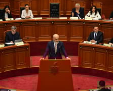 Arnavutluk'ta hükümet seçimden 130 gün sonra güven oyu aldı