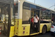 Kırmızı ışıkta duramayan İETT otobüsü başka bir İETT otobüsüne çarptı