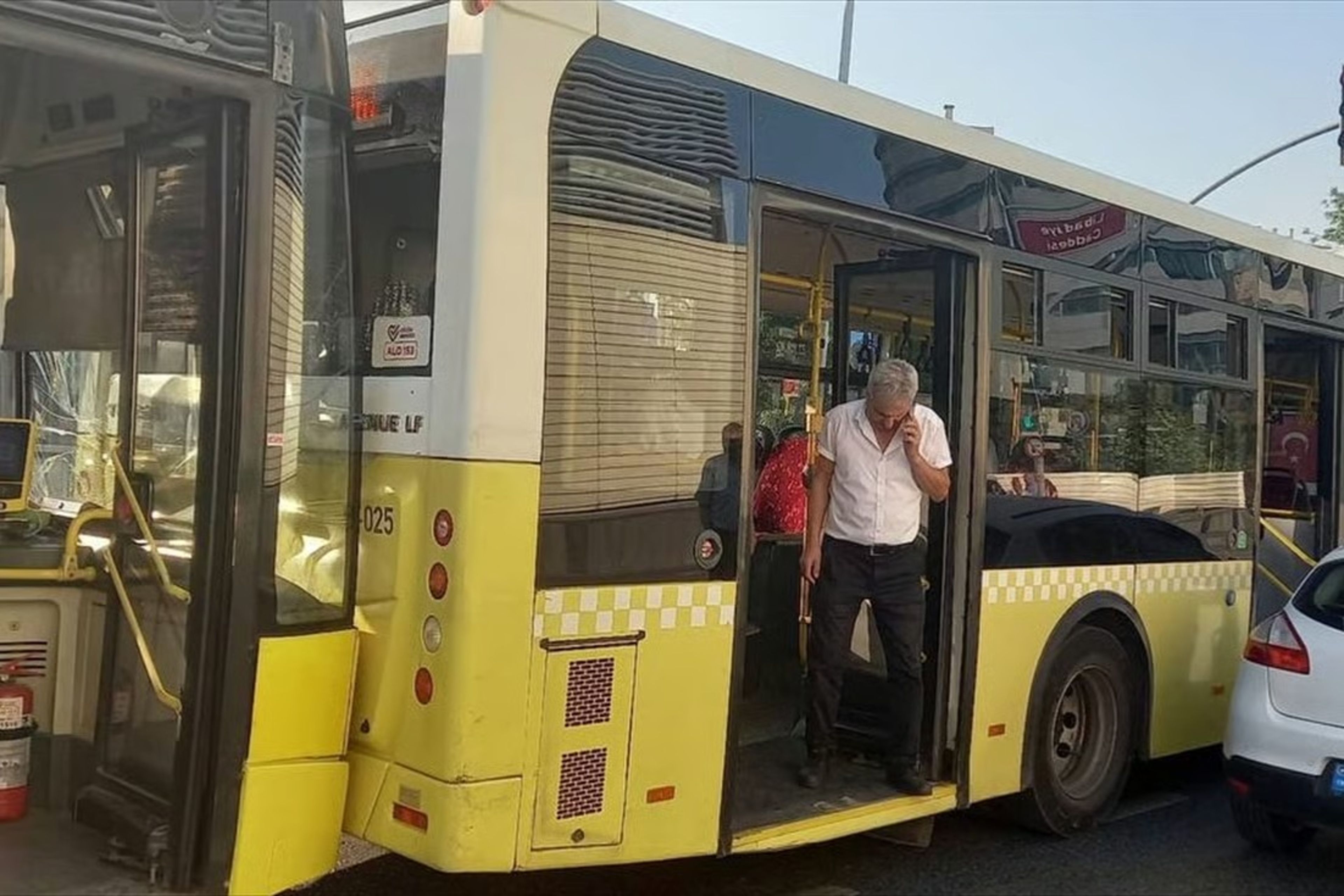 Kırmızı ışıkta duramayan İETT otobüsü başka bir İETT otobüsüne çarptı