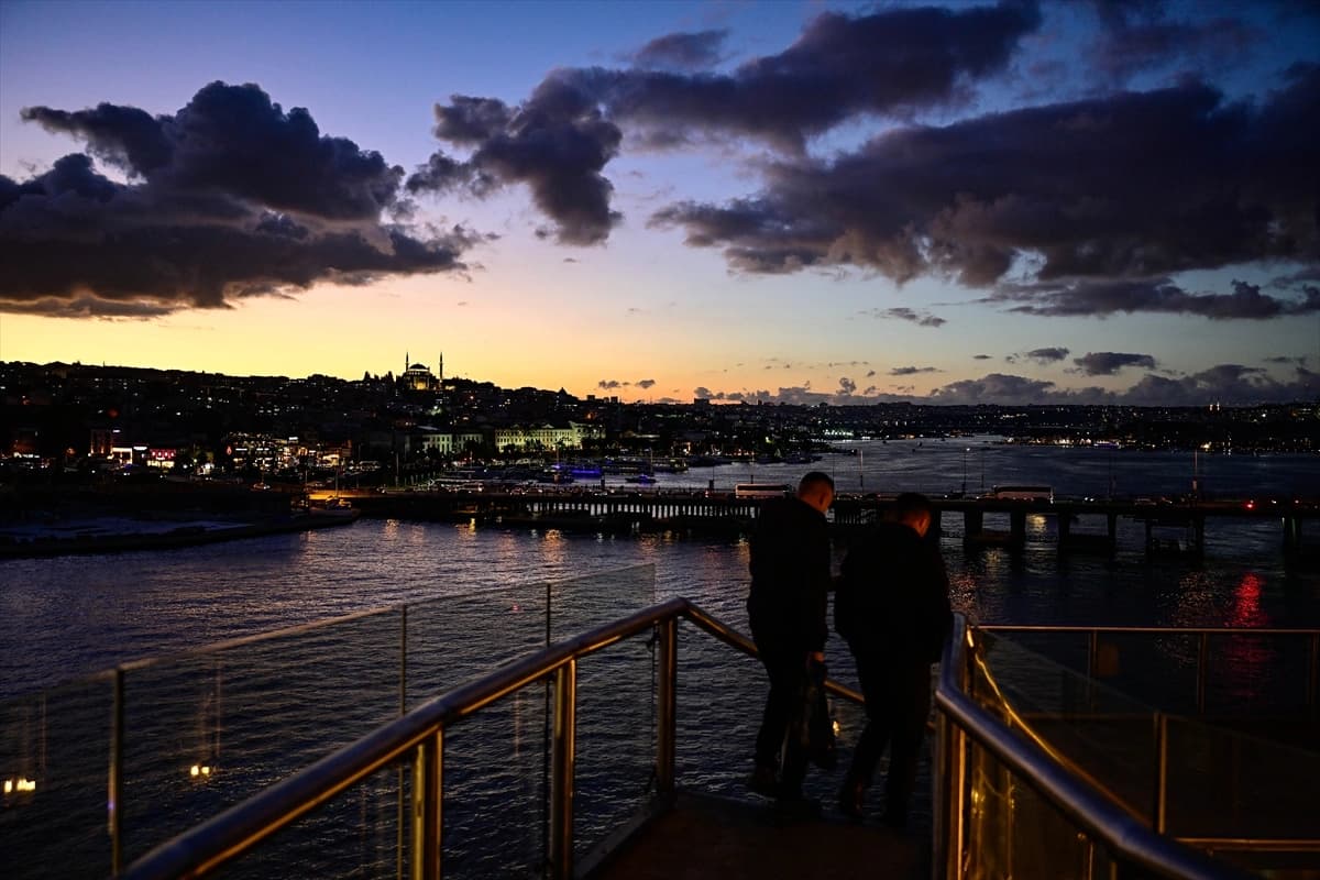 İstanbul'un tarihi silüeti gün batımında objektife yansıdı