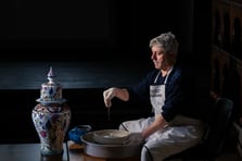 Kütahya'da usta eller çini sanatını geleceğe aktarıyor