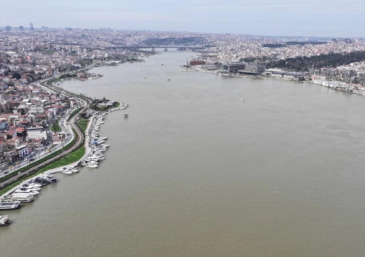 İstanbul'da sağanak yağış sonrası Haliç'in rengi kahverengiye büründü