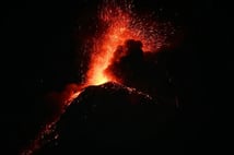 Endonezya'daki Semeru Yanardağı'nda alarm seviyesi en yükseğe çıkarıldı