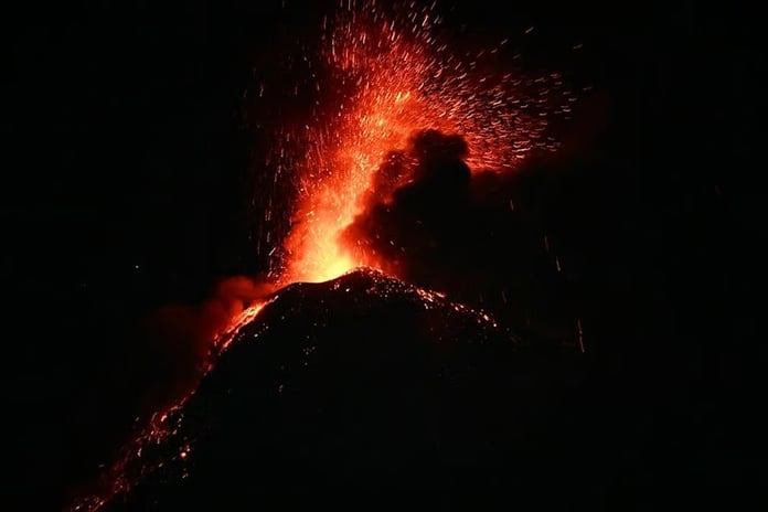 Endonezya'daki Semeru Yanardağı'nda alarm seviyesi en yükseğe çıkarıldı