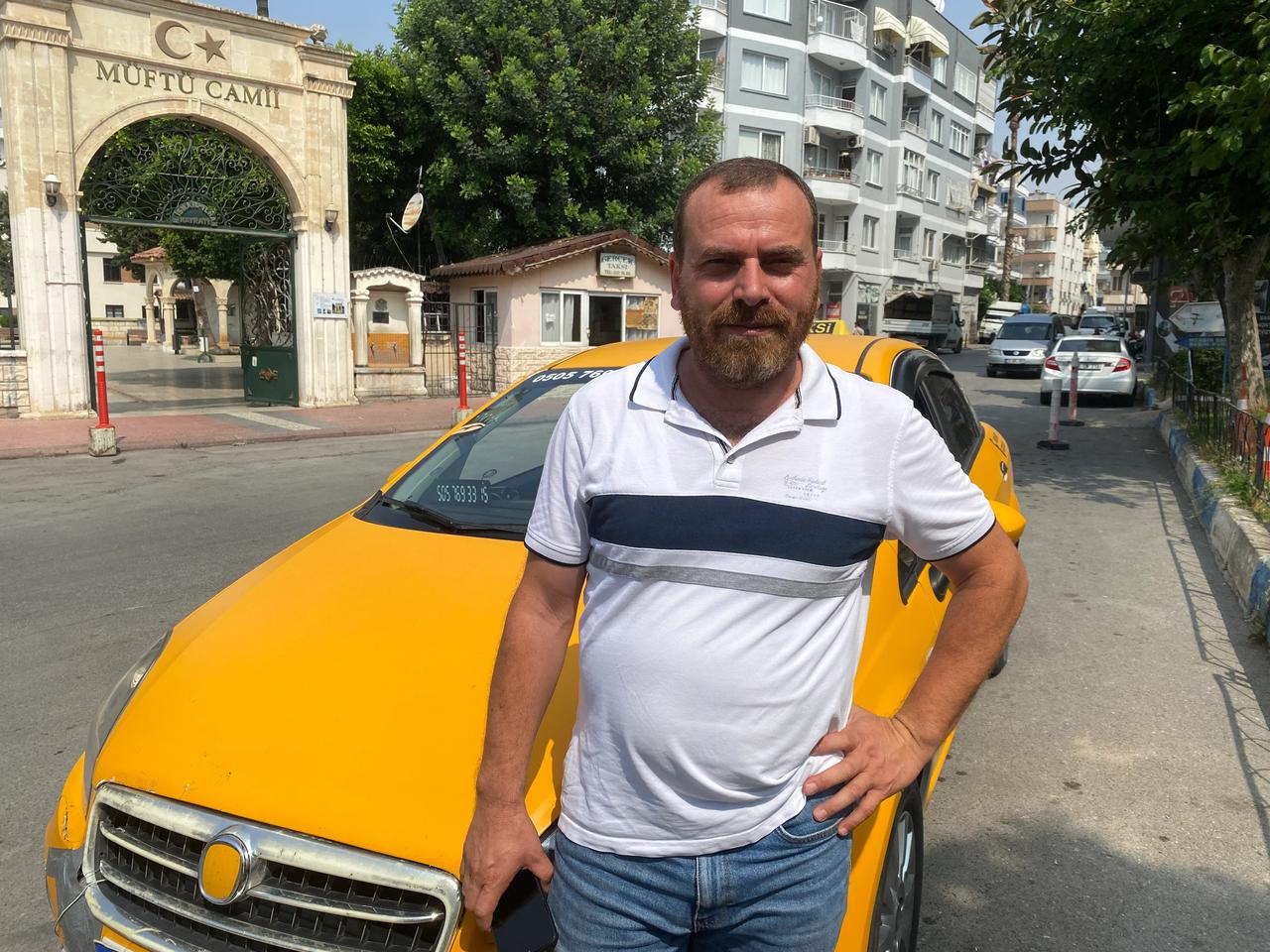 Taksi şoförü el freni çekilmeyen aracı son anda durdurdu