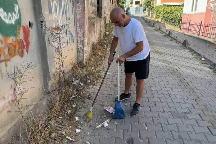 Avcılar ve Esenyurt sınırında temizlik krizi: Vatandaşlar kendi imkanlarıyla süpürdü