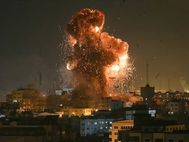 İsrail Suriye'ye yoğun hava saldırıları düzenledi