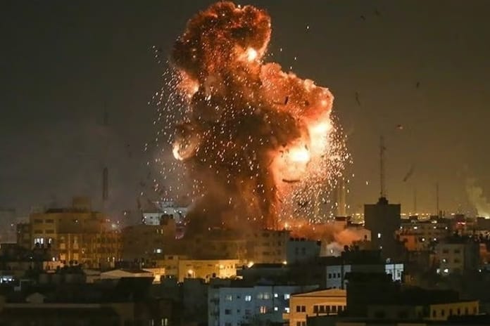 İsrail Suriye'ye yoğun hava saldırıları düzenledi