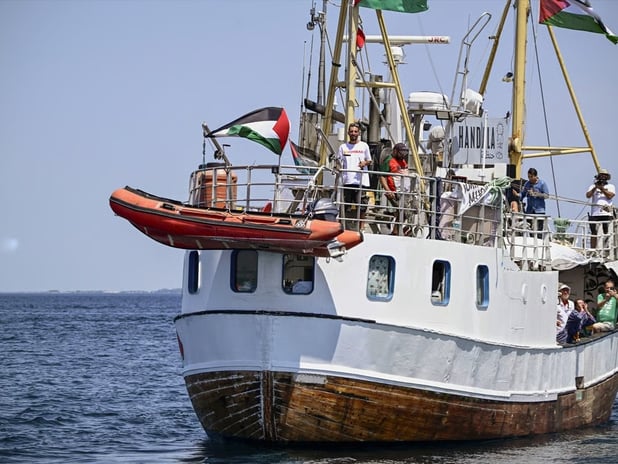 Hanzala gemisi Gazze'ye yaklaşıyor: İsrail SİHA’ları geminin üzerinde