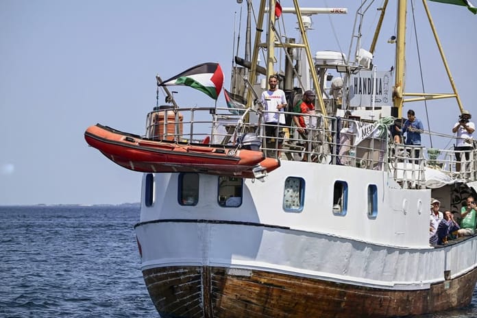 Hanzala gemisi Gazze'ye yaklaşıyor: İsrail SİHA’ları geminin üzerinde