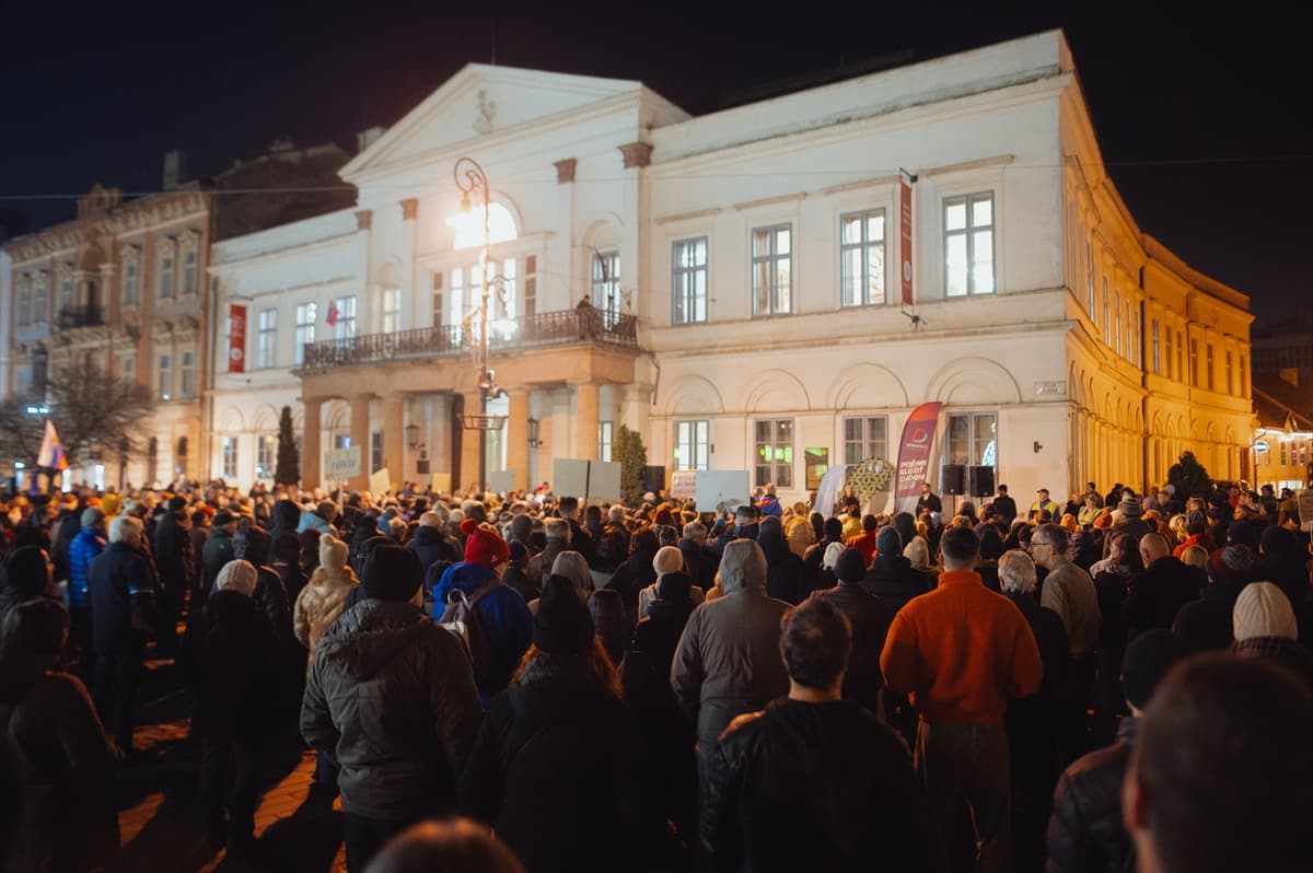 Slovakya’da binlerce kişi Fico hükümetini protesto etti