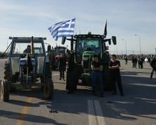 Yunanistan'da çiftçiler Atina-Selanik yolunu trafiğe kapattı